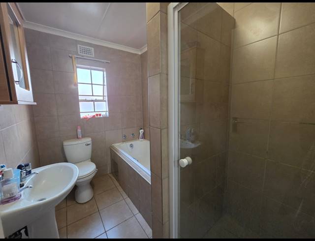 3 BEDROOM FREESTANDING FOR SALE IN THATCH HILL ESTATE